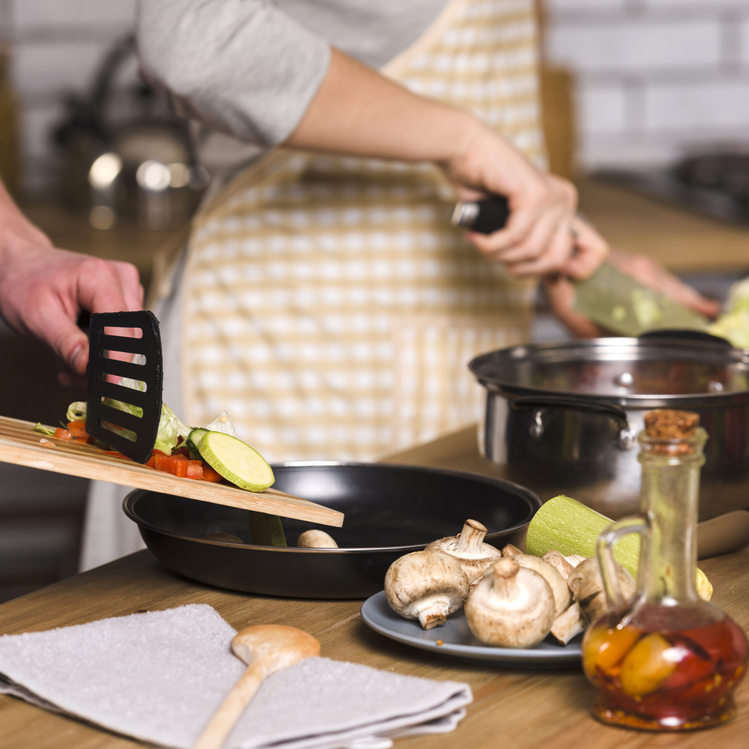 couple-making-dishes-dinner-home